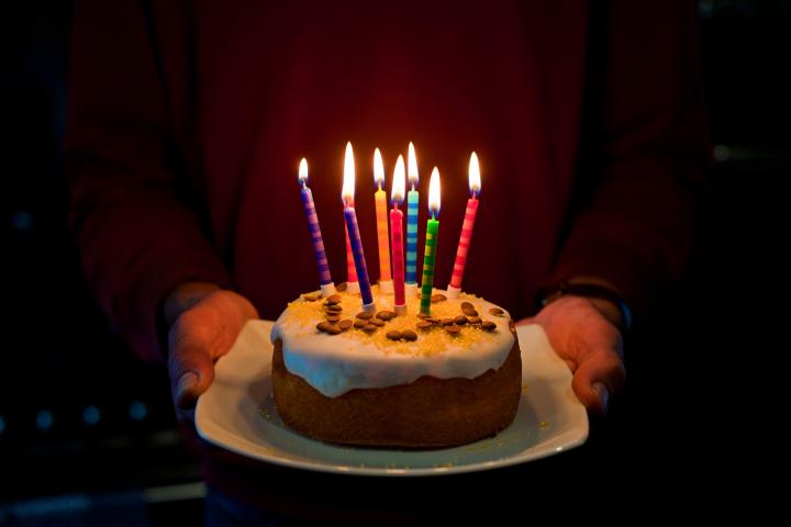Llega con la tarta de cumpleaños de su mujer y sólo hay que mirar su cara  cuando ve las velas