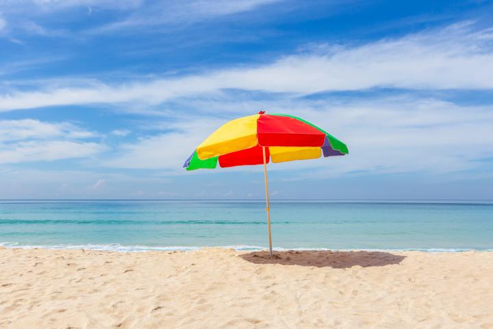 Multas de hasta 300 euros por dejar la sombrilla en la playa sin estar  presente