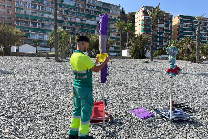 Multas de hasta 300 euros por dejar la sombrilla en la playa sin