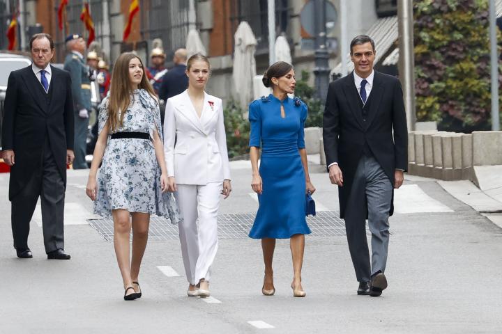La infanta Sofía, la princesa Leonor, la reina Letizia y el presodente del Gobierno, Pedro Sánchez entrando en el Congreso.