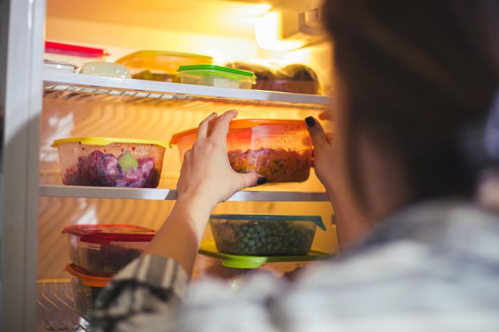 Un experto aclara si es peligroso meter comida caliente en el frigo