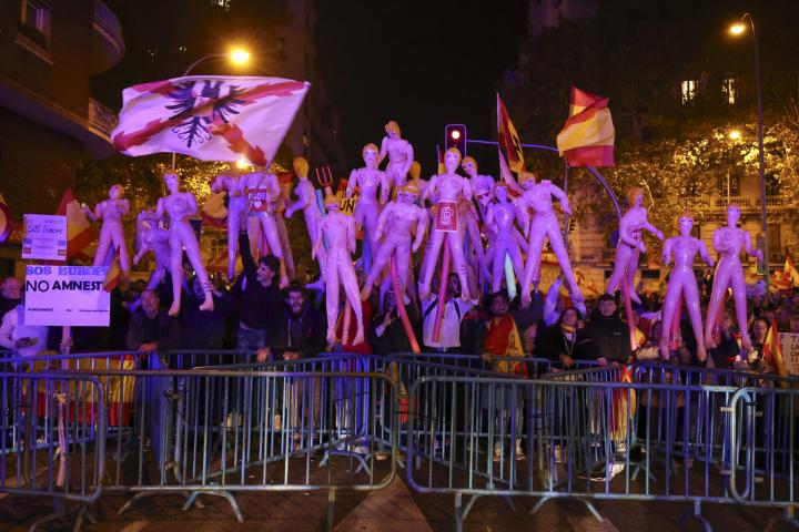 Muñecas hinchables y machismo en la protesta en Ferraz: 'Estas son las  ministras del PSOE