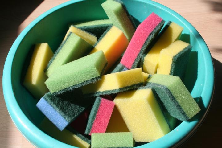 Los riesgos para la salud de la socorrida esponja de cocina todoterreno