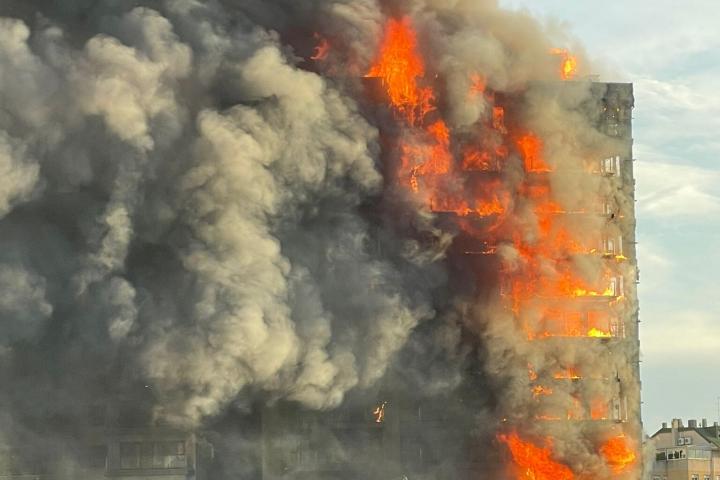 imagen-del-edificio-incendiado-en-el-barrio-de-campanar-valencia.jpeg