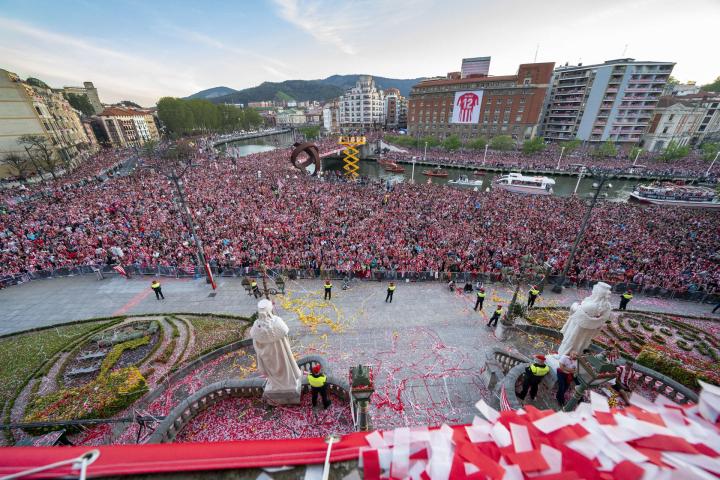 El público celebra la Copa hoy jueves junto al ayuntamiento de Bilbao.
