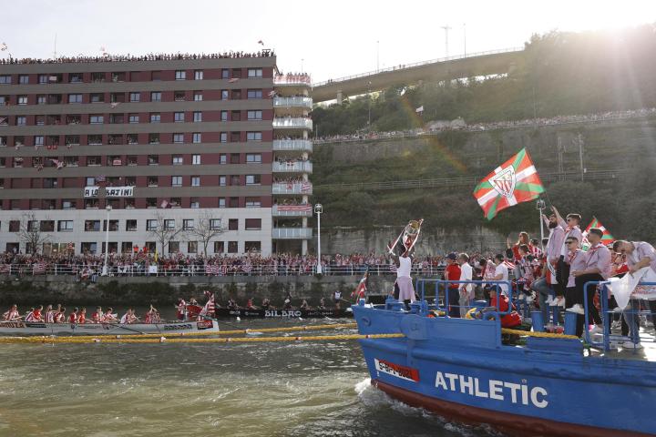 Los jugadores del Athletic ofrecen la Copa del Rey a la afición a bordo de la gabarra en su travesía por la ría del Nervión