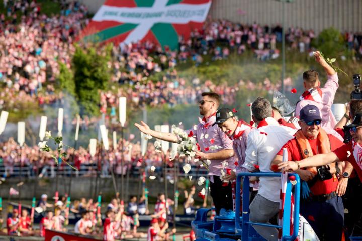 Ya a la entrada de Bilbao, a la altura de Olabeaga, el número de personas se fue multiplicando y frente a San Mamés llegó quizás el momento más emotivo del trayecto con el homenaje a las pasadas generaciones de seguidores del Athletic lanzando pétalos de rosas a la Ría en recuerdo de los ausentes.