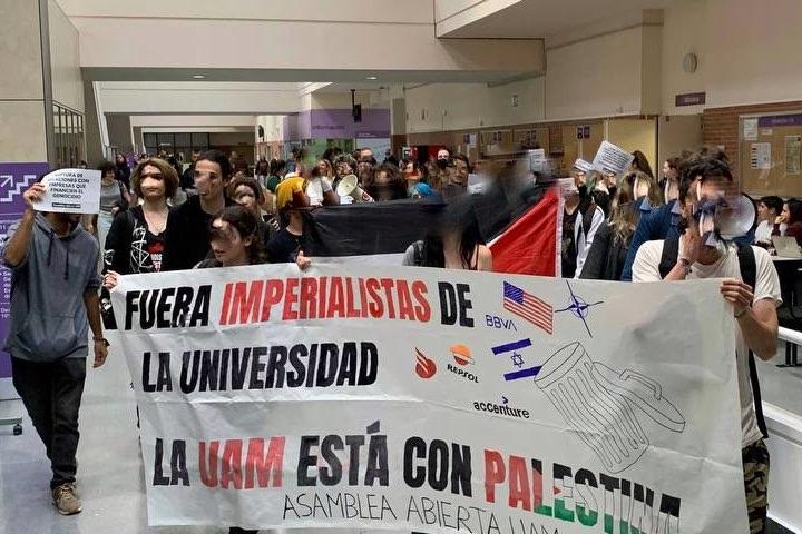noticiaspuertosantacruz.com.ar - Imagen extraida de: https://www.huffingtonpost.es//politica/la-universidad-autonoma-madrid-desafia-ayuso-une-protestas-apoyo-gaza.html
