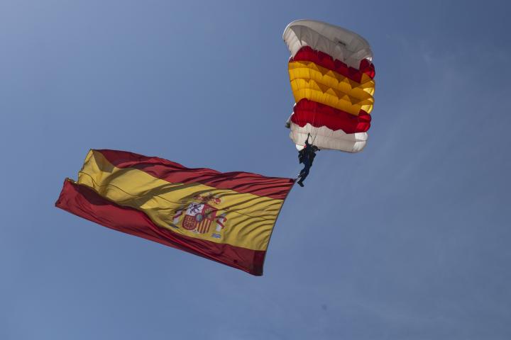 noticiaspuertosantacruz.com.ar - Imagen extraida de: https://www.huffingtonpost.es//sociedad/el-militar-6000-saltos-lanza-vacio-bandera-espana-rey-felipe-vibr.html