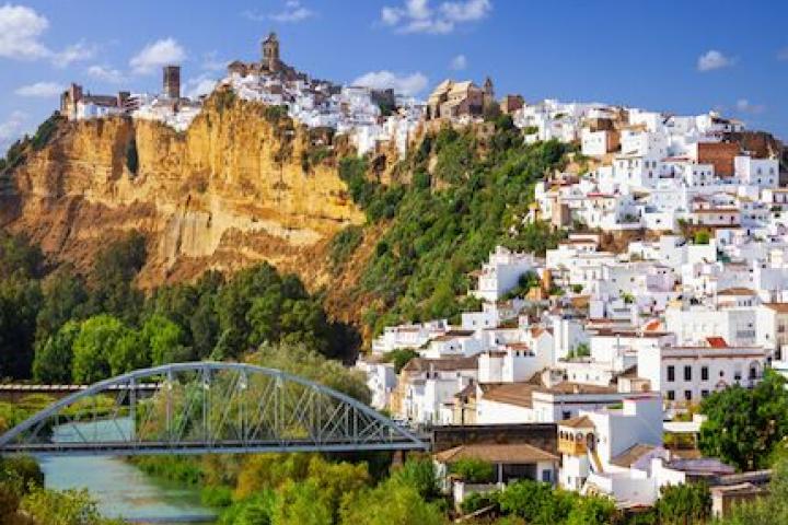 noticiaspuertosantacruz.com.ar - Imagen extraida de: https://www.huffingtonpost.es//sociedad/la-ruta-ideal-verano-visitar-pueblos-blancos-andalucia-hpe1.html