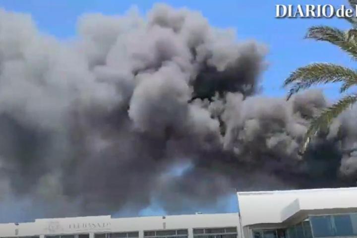 noticiaspuertosantacruz.com.ar - Imagen extraida de: https://www.huffingtonpost.es//sociedad/efectivos-bomberos-luchan-incendio-poligono-industrial-cercano-aeropuerto-ibiza.html