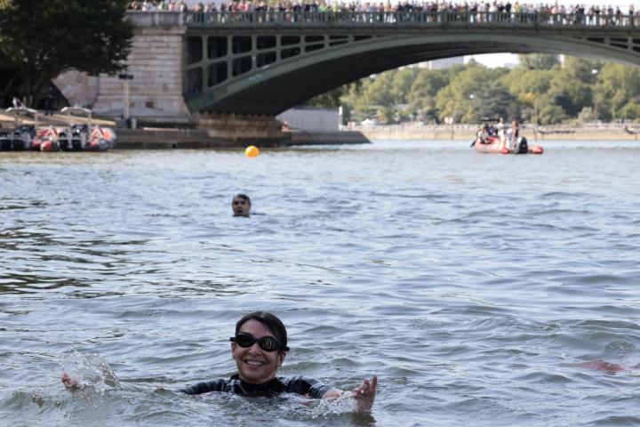 noticiaspuertosantacruz.com.ar - Imagen extraida de: https://www.huffingtonpost.es//sociedad/confirmado-agua-sena-apta-alcaldesa-paris-bano-demostrar-si.html