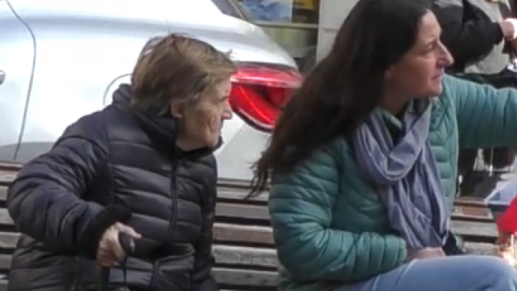 Una famosa abuela de TikTok se sienta junto a una mujer y lo que le dice es brutal