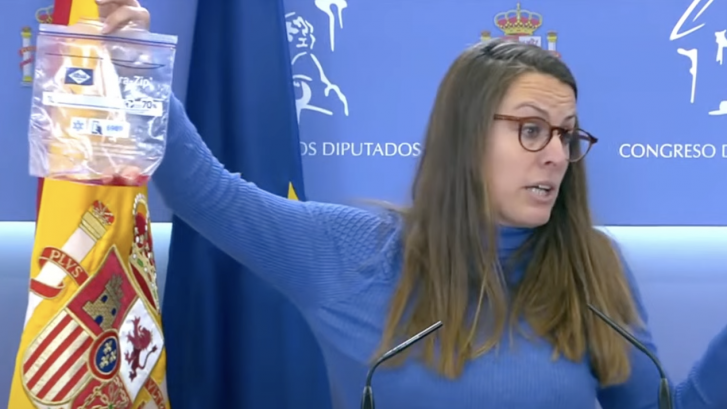 La organización ultra Hazte Oír manda un feto de plástico al despacho de Mireia Vehí (CUP)