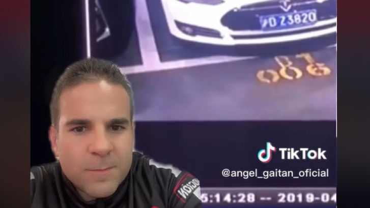 El mecánico Ángel Gaitán reacciona a un vídeo de un coche Tesla ardiendo