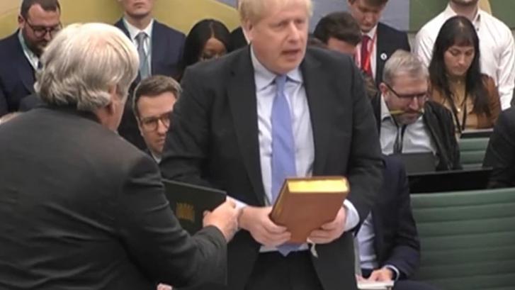 Boris Johnson defiende su 