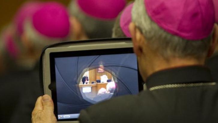 Un obispo italiano oficiará una misa vestido con un paramento de Armani