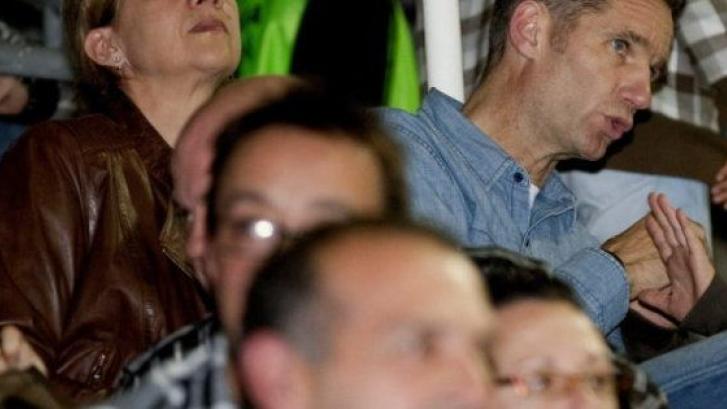 Iñaki Urdangarin y la infanta Cristina asisten a un partido del Barça de balonmano (FOTOS)