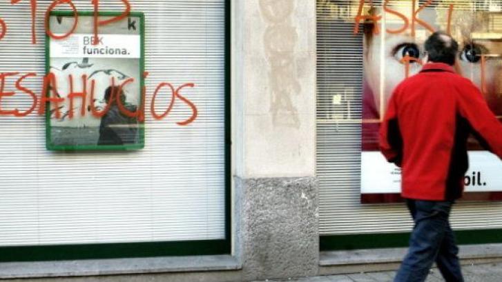 Los bancos mueven ficha: Kutxabank ordena la suspensión 
