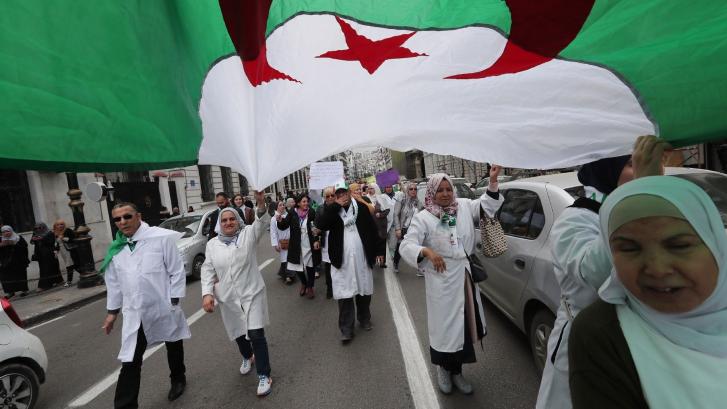 El jefe de las Fuerzas Armadas argelinas retira el apoyo a Buteflika y pide su incapacitación