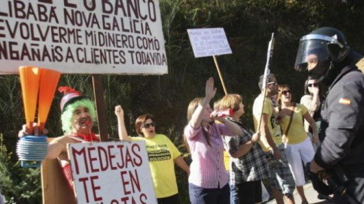 Cientos de afectados por las preferentes protestan Soutomaior, donde Rajoy abre el curso político