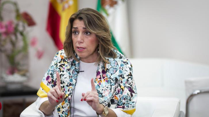 La indignación de Susana Díaz al ver la pegatina de una diputada del parlamento andaluz