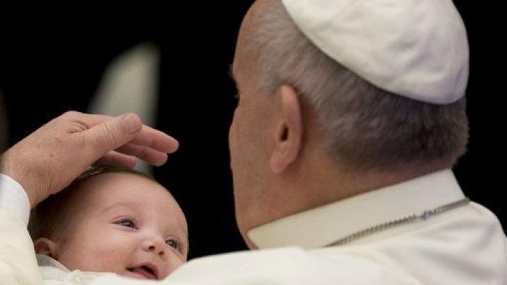 Revuelo en Twitter por cómo ha llamado Abascal al papa: 