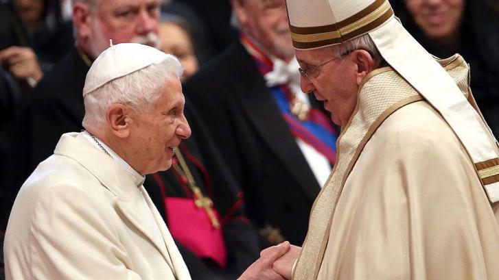 Benedicto XVI pide al papa Francisco que no ordene a hombres casados