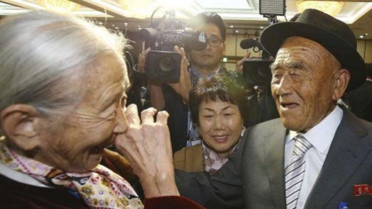 Reencuentro de familias de las dos Coreas: la emoción de volver a abrazar a tu hermano 60 años después