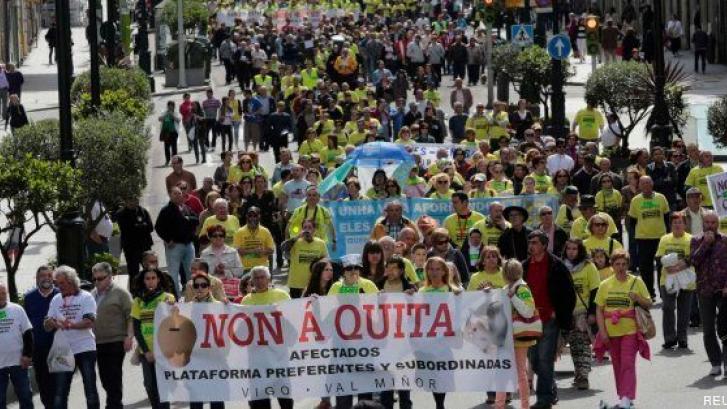 Miles de personas se manifiestan en Vigo en protesta por la quitas a los afectados por preferentes