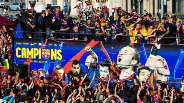 El Barcelona celebra la Liga por las calles de la ciudad (FOTOS)