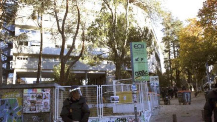 La Policía detiene a 75 personas en el desalojo del colegio mayor 'Johnny' de Madrid