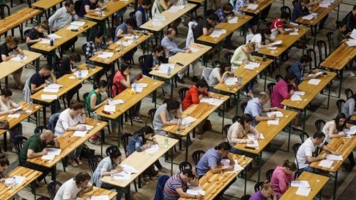 Una opositora de Murcia, suspendida al vibrarle el móvil en pleno examen