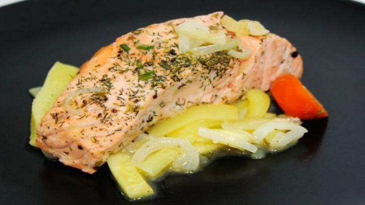Recetas que sólo necesitan microondas: de salmón con verduras a brochetas de pollo