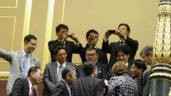 Una delegación de Japón presencia las goteras en el hemiciclo del Congreso