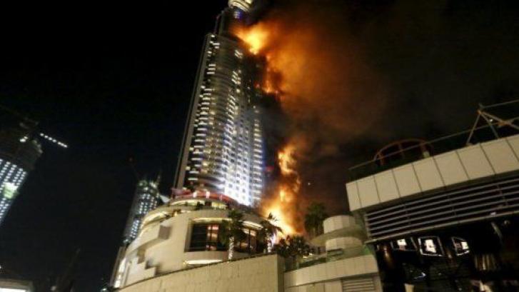 Un enorme incendio se desata en un hotel de Dubai antes de celebraciones de Año Nuevo