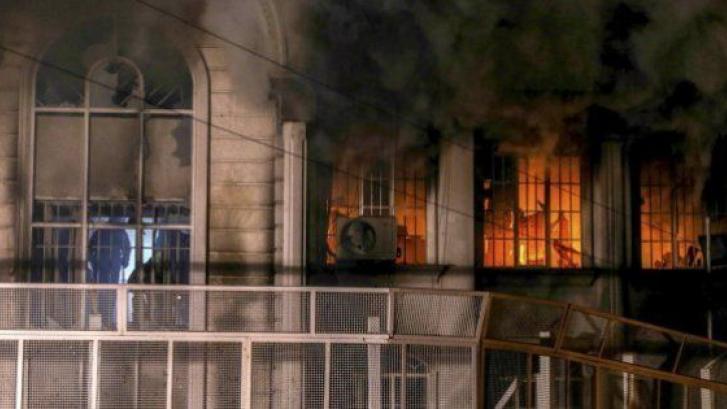 Manifestantes incendian la embajada de Arabia Saudí en Teherán tras la ejecución de un líder chií