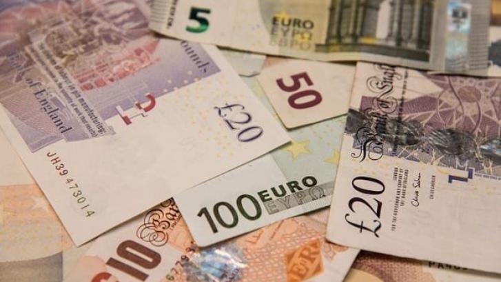 La libra sufre la inestabilidad de Reino Unido y pierde valor frente al euro