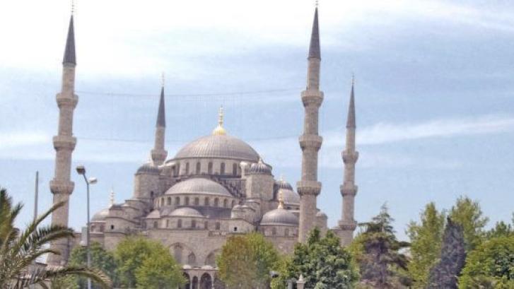 Los directivos de Acuamed se 'vendían' por implantes de pelo y viajes a Turquía