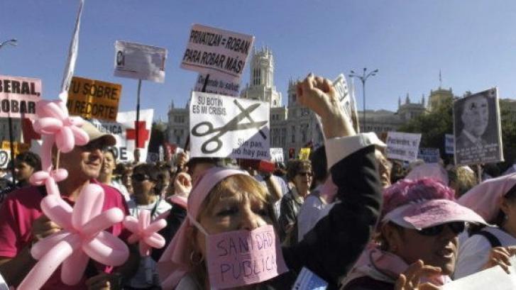 Marea blanca: miles de personas se manifiestan en Madrid en defensa de la sanidad pública
