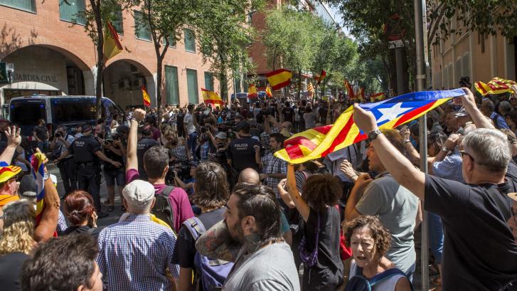 Los Mossos se interponen entre grupos a favor y en contra de la Guardia Civil en Barcelona