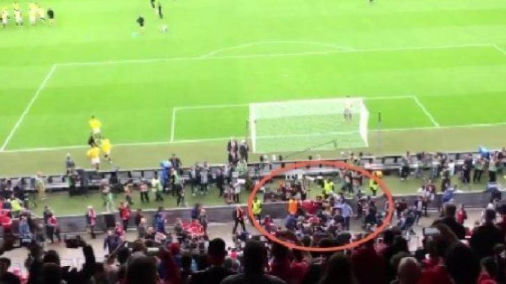 Pelea entre aficionados de Sevilla y Liverpool antes del partido (VÍDEO)