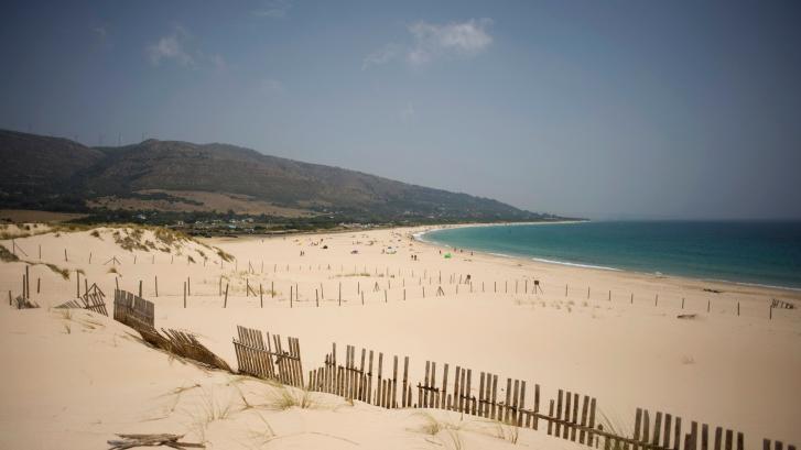 El vídeo viral que prueba la odisea de conseguir sitio en una playa de Torrevieja