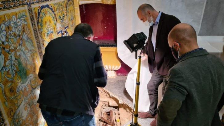 Hallan un sarcófago con los restos de una niña de hace 700 años en el Real Alcázar de Sevilla