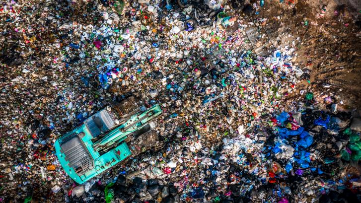 El Gobierno prepara el fin de los vasos de plásticos y las pajitas gratis