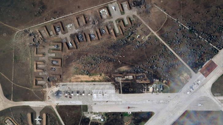 Un satélite muestra 7 aviones rusos destruidos en Crimea, su mayor golpe en un día desde 1945
