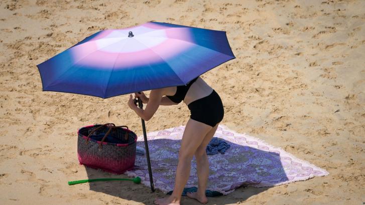 Muere una mujer de 63 años en una playa de EEUU por culpa de una sombrilla