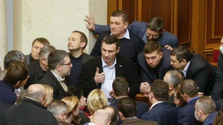 El Gobierno ucraniano aprueba una amnistía con condiciones para los manifestanes