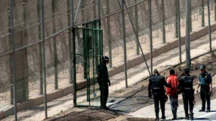 Entregados a Marruecos otros seis inmigrantes encaramados a la valla de Melilla