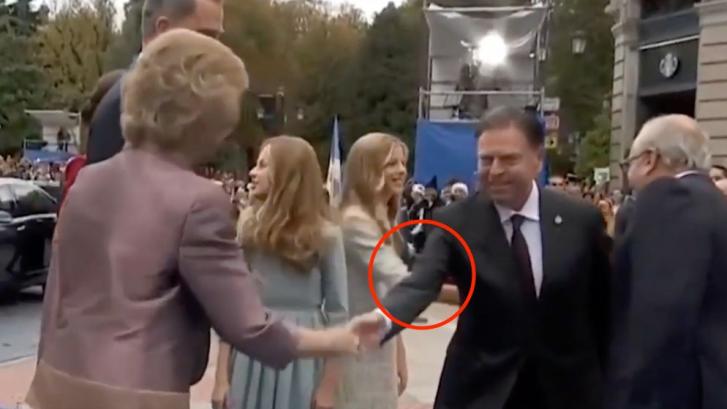 El extraño momento que han protagonizado los reyes a la entrada de los Princesa de Asturias